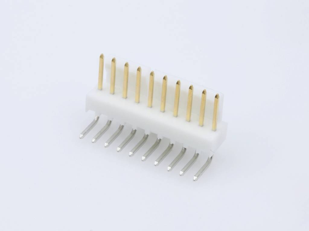 Connettore in plastica con due file di pin dorati e argentati, su sfondo bianco. Componente elettronico per la connessione.