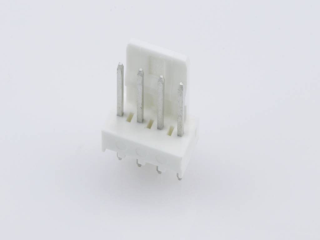Un connettore bianco con quattro pin metallici, idoneo per il montaggio su schede elettroniche. È posizionato verticalmente.