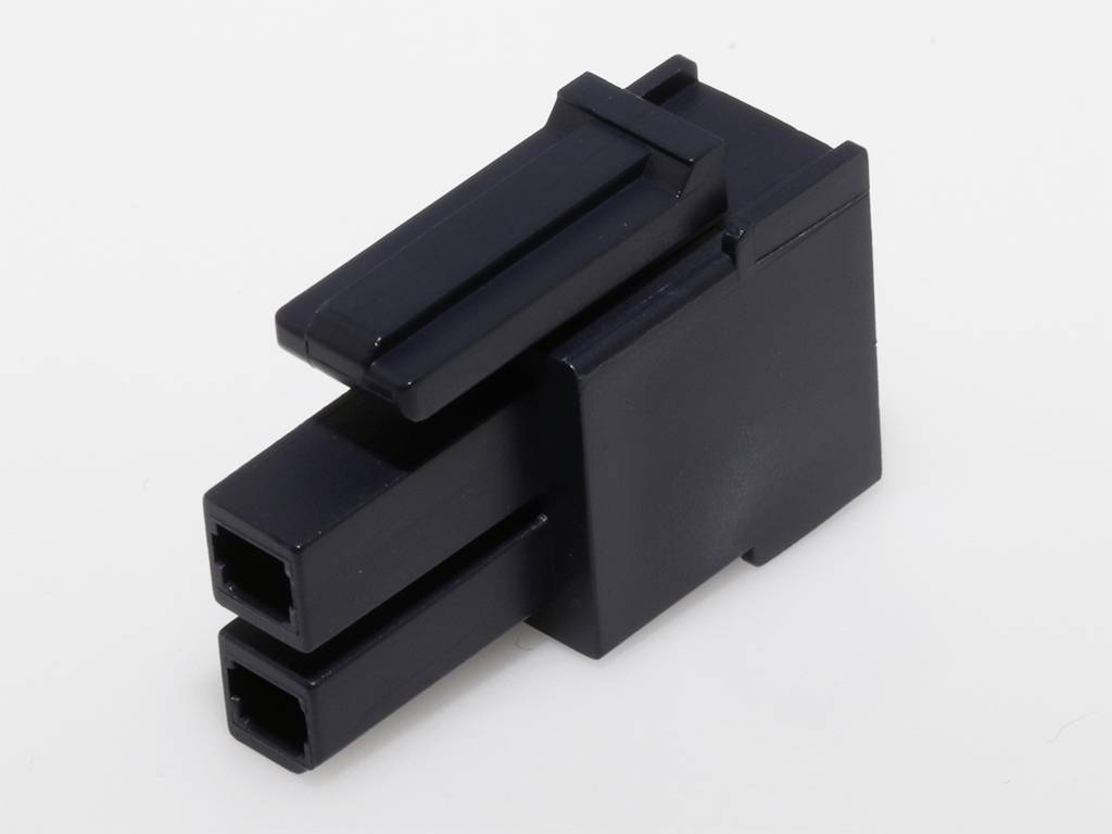 Un connettore elettrico nero bipolare in primo piano, su sfondo bianco.