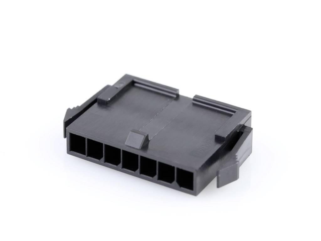 Spina nera a 6 pin per componenti PC su sfondo bianco, che mostra la semplicità e le possibilità di connessione di un componente elettronico.