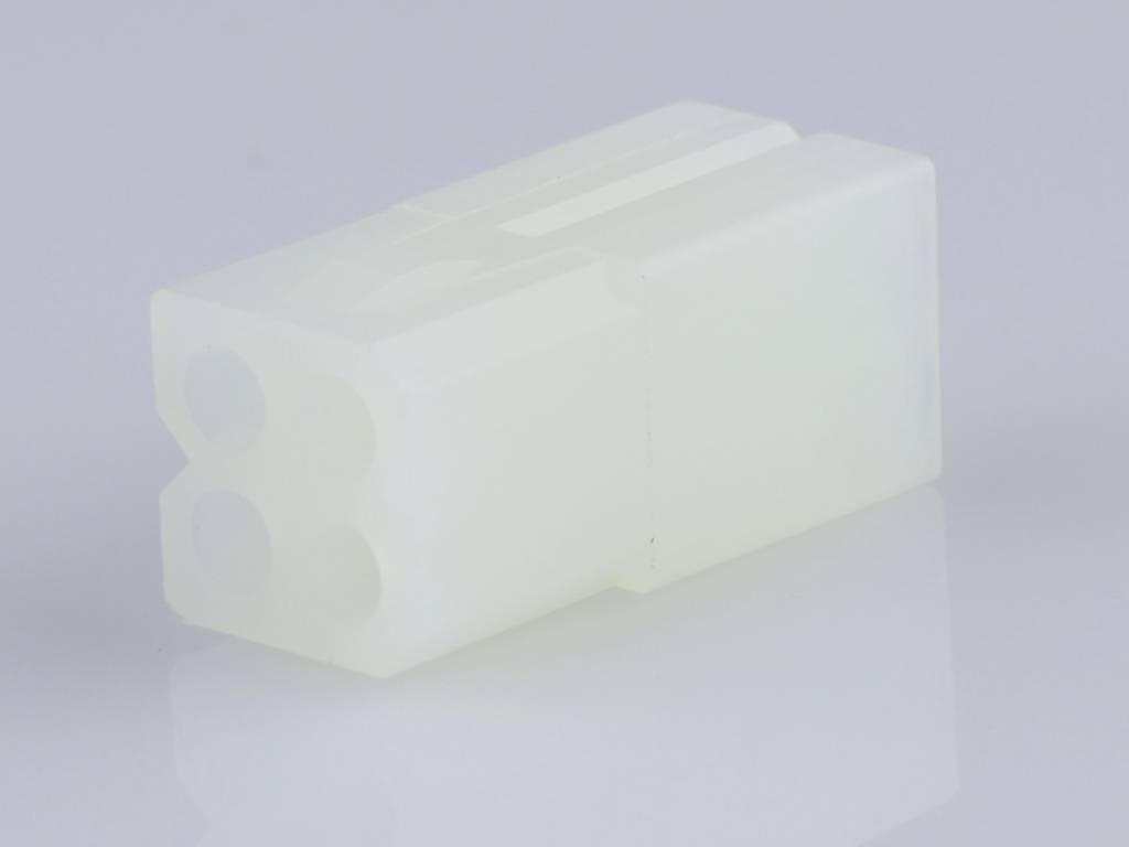 Un connettore in plastica bianco, rettangolare, con due fori per i cavi di collegamento, poggiato su una superficie riflettente.