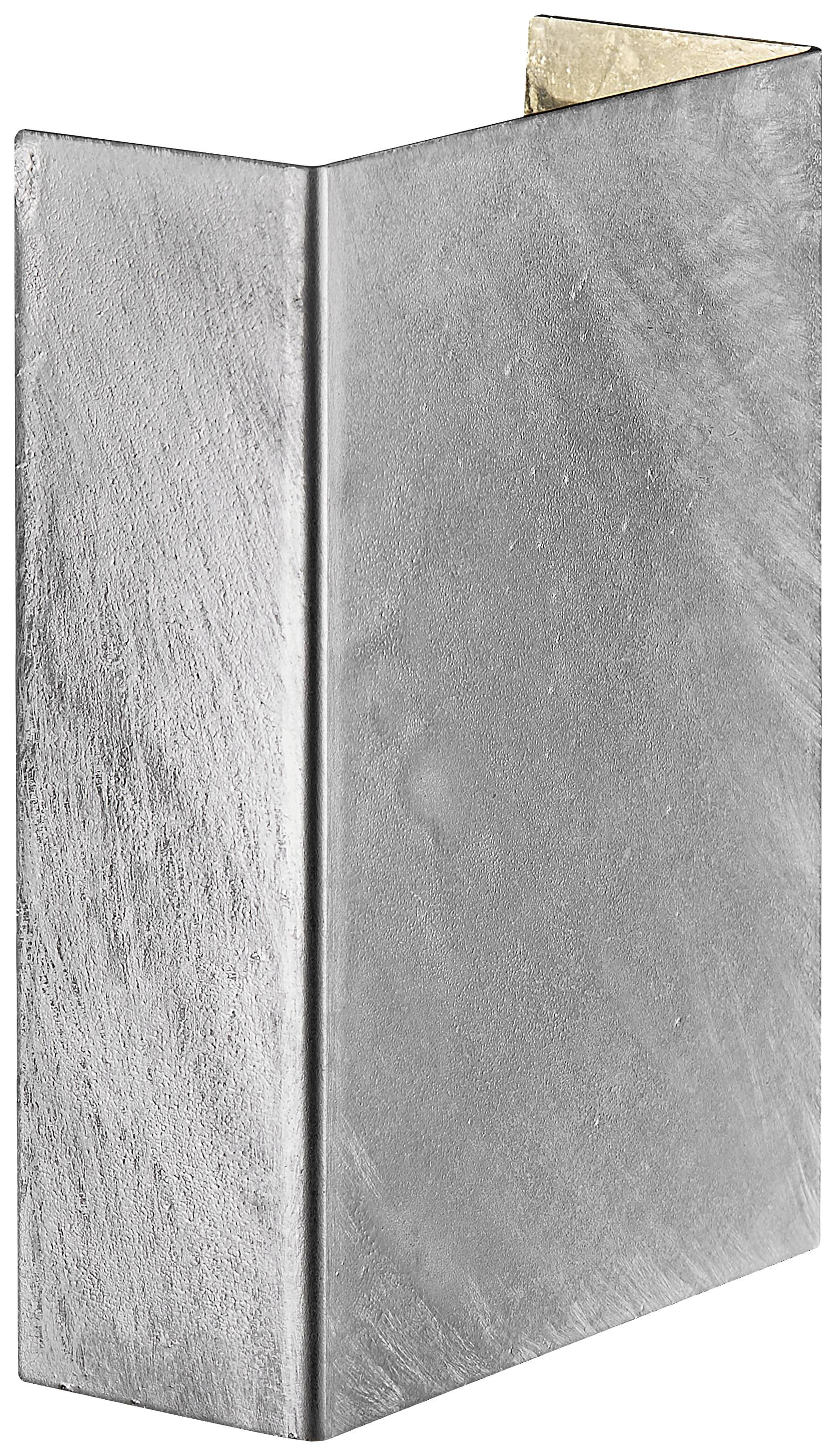 Elemento metallico in forma di L in alluminio spazzolato, che mostra un design industriale semplice e essenziale.