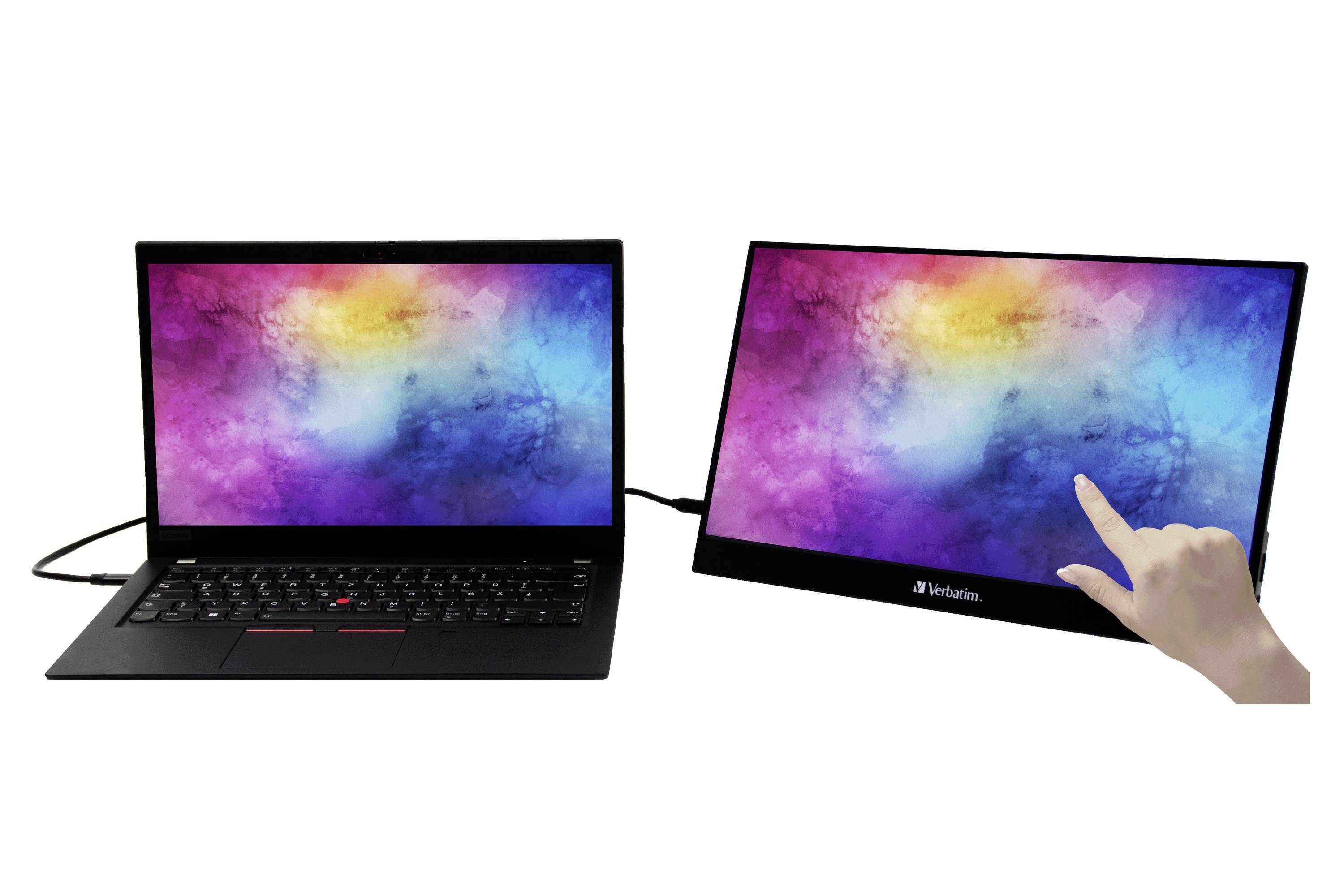 Un laptop è collegato tramite un cavo a un monitor portatile che mostra motivi di nuvole colorate. Una mano sta toccando il monitor.