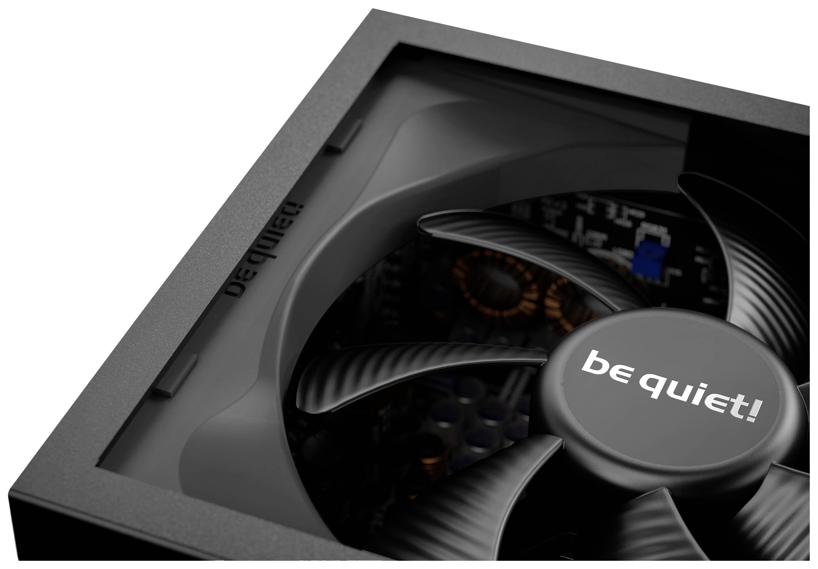 Un alimentatore nero per computer con un ventilatore che porta il logo 'be quiet!'. Il ventilatore è integrato in un involucro rettangolare.