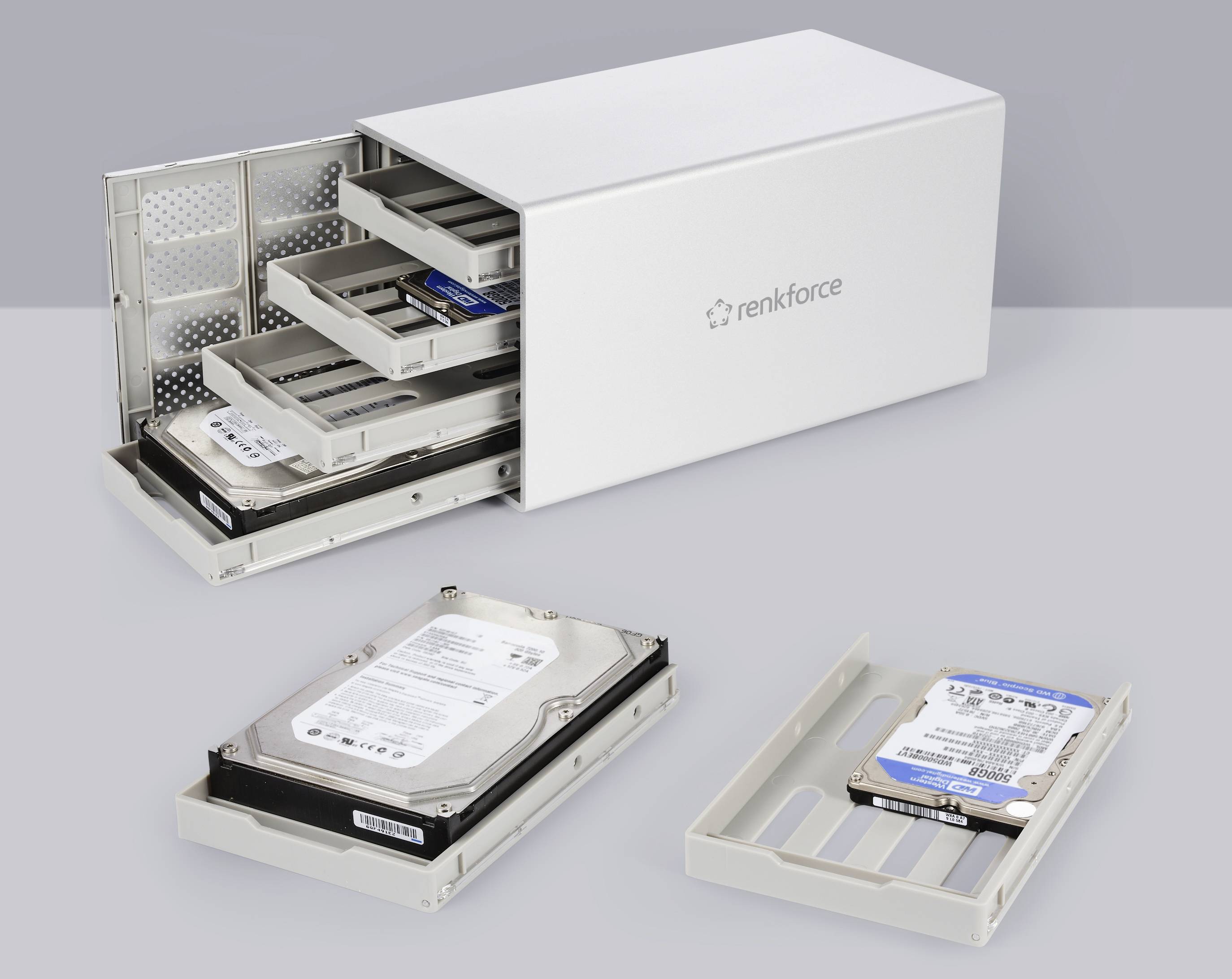 Contenitore per hard disk Renkforce con tre cassetti estraibili, ciascuno con un hard disk integrato e un singolo disco adiacente.