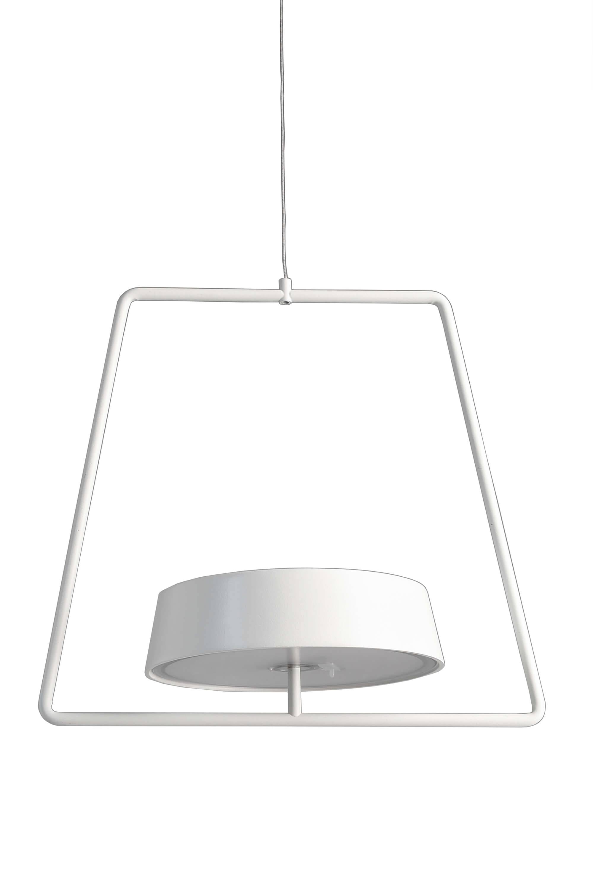 Lampada a sospensione bianca, moderna, con design minimalista; composta da una cornice rettangolare in metallo e un paralume rotondo.