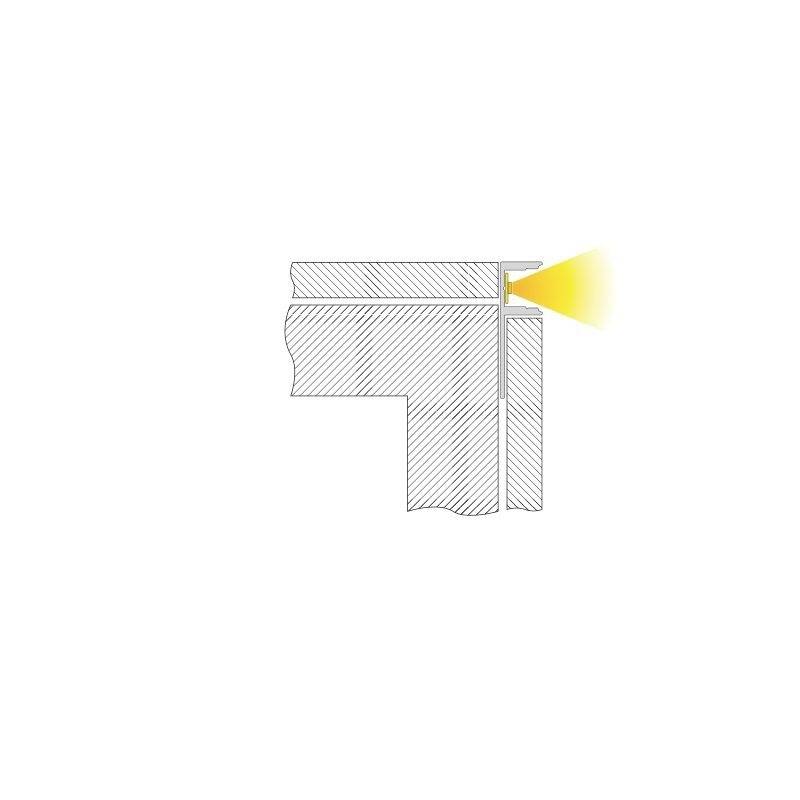 Sezione trasversale di un muro con una fessura angolata, attraverso cui la luce filtra da destra.