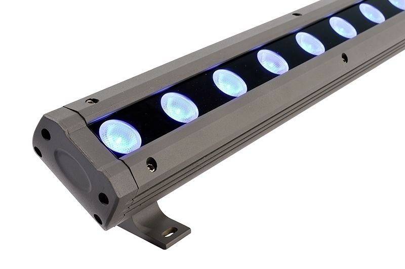 Barra luminosa a LED con più luci blu, montata in un involucro rettangolare lungo, per l'illuminazione scenica o ambientale.