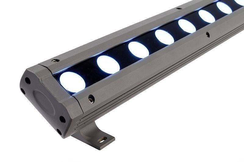 Un proiettore LED allungato con più luci blu illuminanti, montato su un supporto ad angolo.