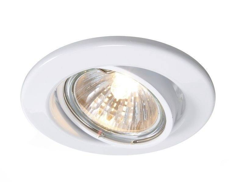Una plafoniera da incasso bianca con un faretto alogeno acceso che emana una luce calda.
