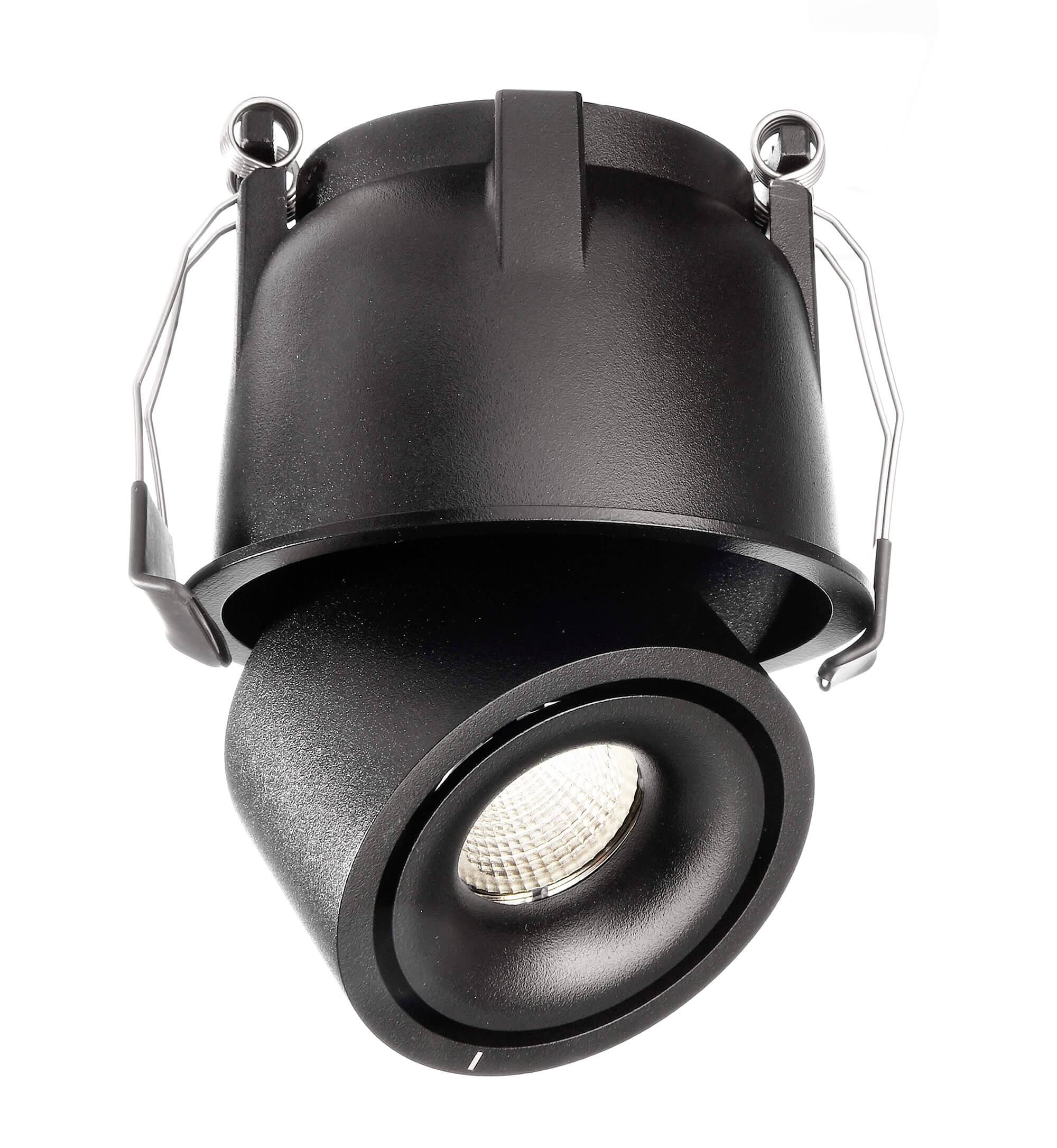 Un faretto da soffitto nero con uno spot regolabile rivolto verso il basso. Ideale per un'illuminazione mirata.