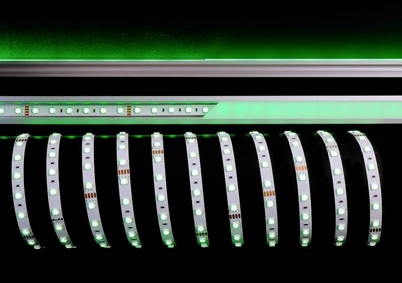 Striscia LED verde su sfondo nero, con diodi luminosi disposti a intervalli regolari.