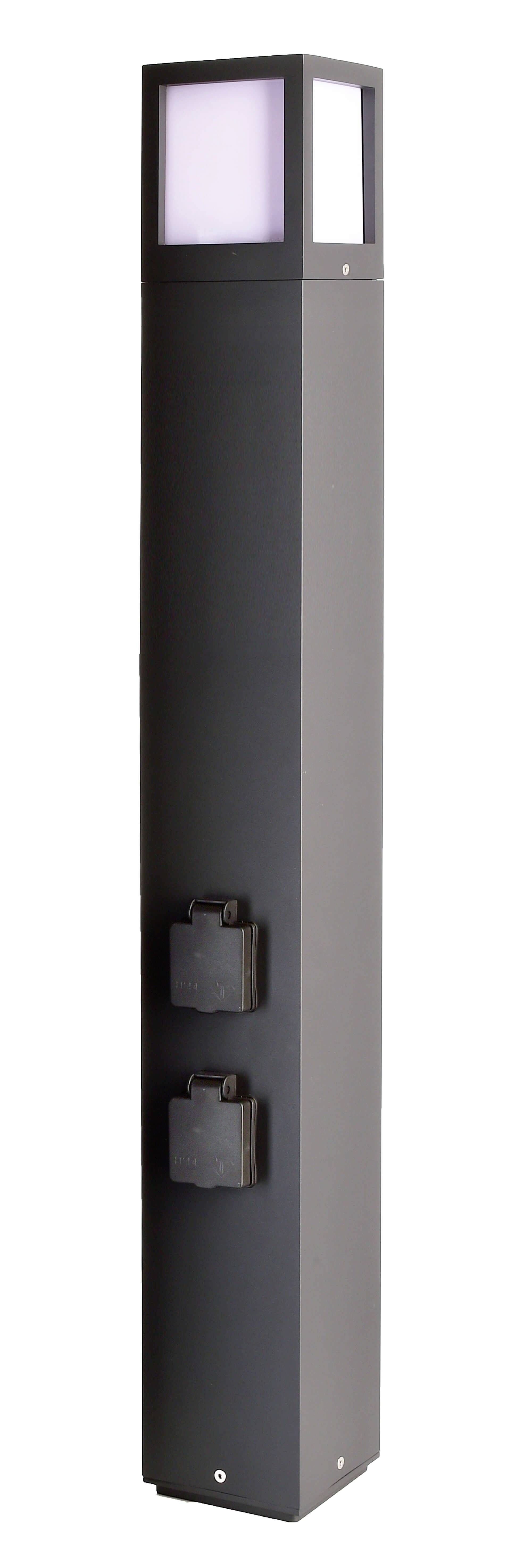 Una lampada da terra nera, alta, con due prese elettriche sul davanti, adatta per l'uso esterno.