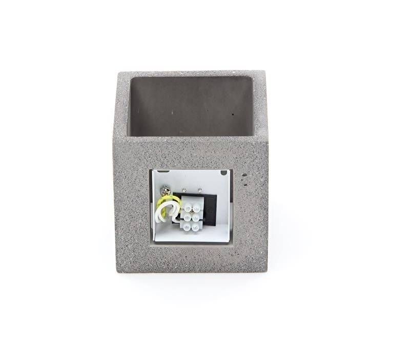 Cubo di cemento con presa elettrica integrata; i cavi sono visibili.