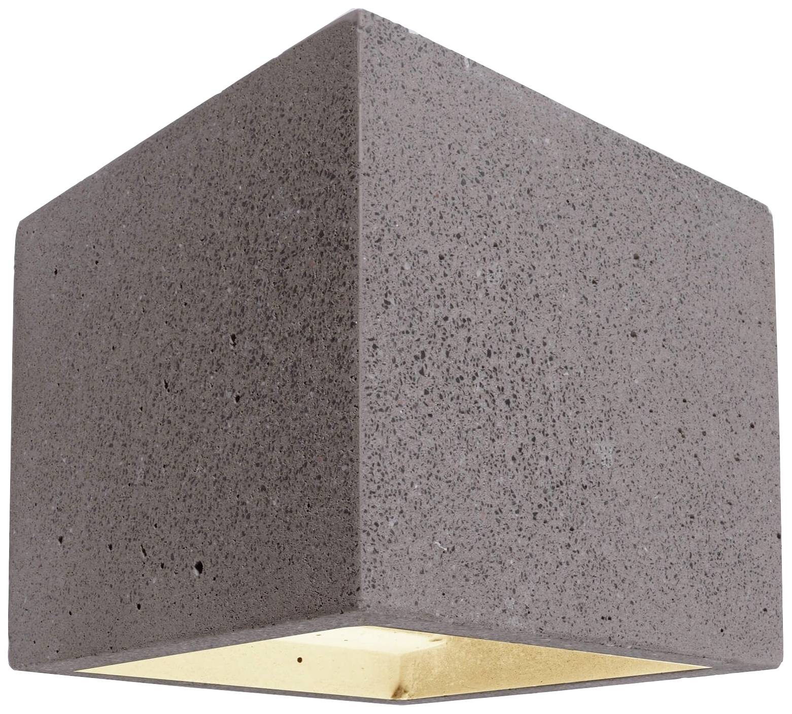 Lampada da esterno grigia, a forma di cubo, con superficie in cemento ruvida e apertura luminosa sul lato inferiore, adatta all'architettura moderna.