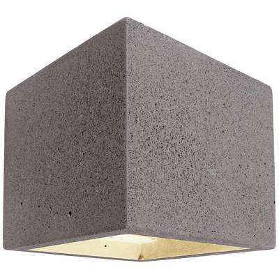 Lampada da esterno grigia, a forma di cubo, con superficie in cemento ruvida e apertura luminosa sul lato inferiore, adatta all'architettura moderna.