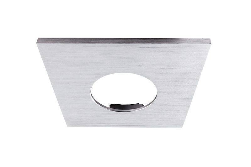 Supporto da soffitto quadrato in metallo spazzolato con un foro rotondo centrale per il fissaggio di un faretto.