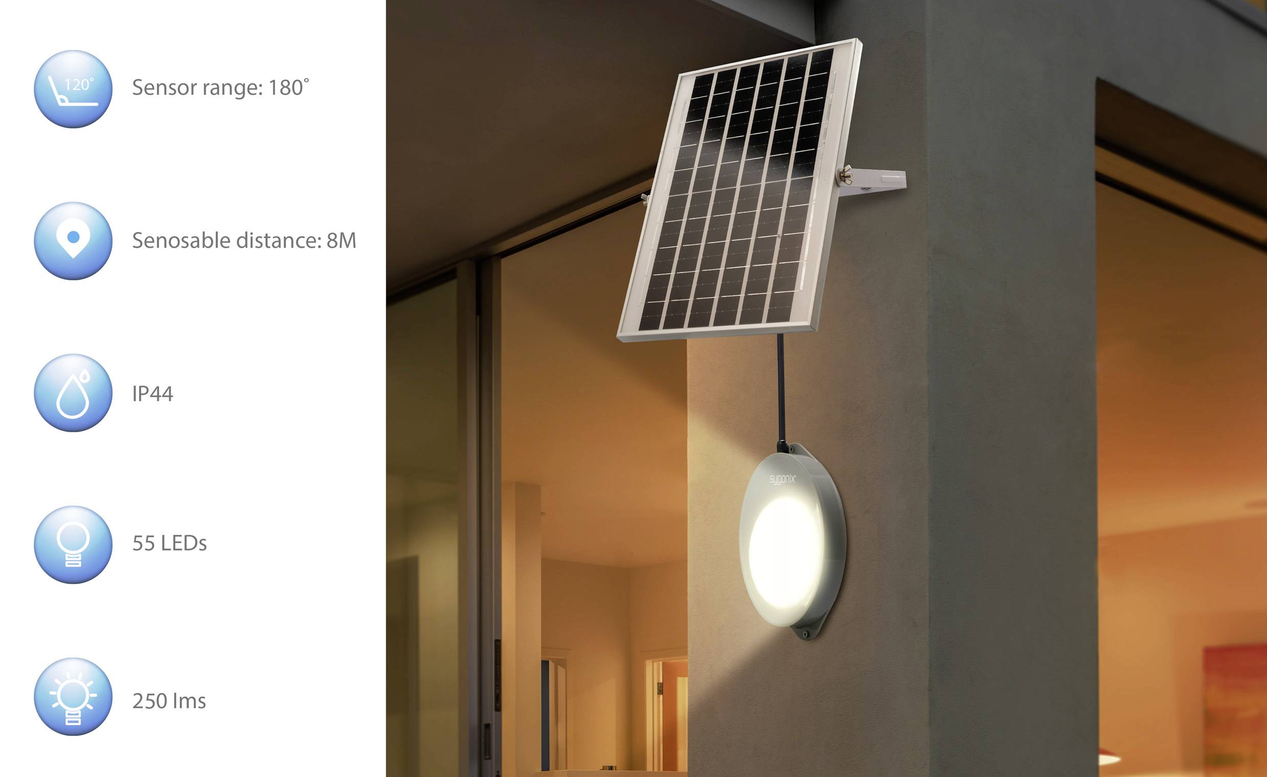 Lampada solare con sensore montata su una parete, che illumina un'area esterna. A sinistra le specifiche: Campo del sensore 180°, portata 8m, IP44, 55 LED, 250 lm.