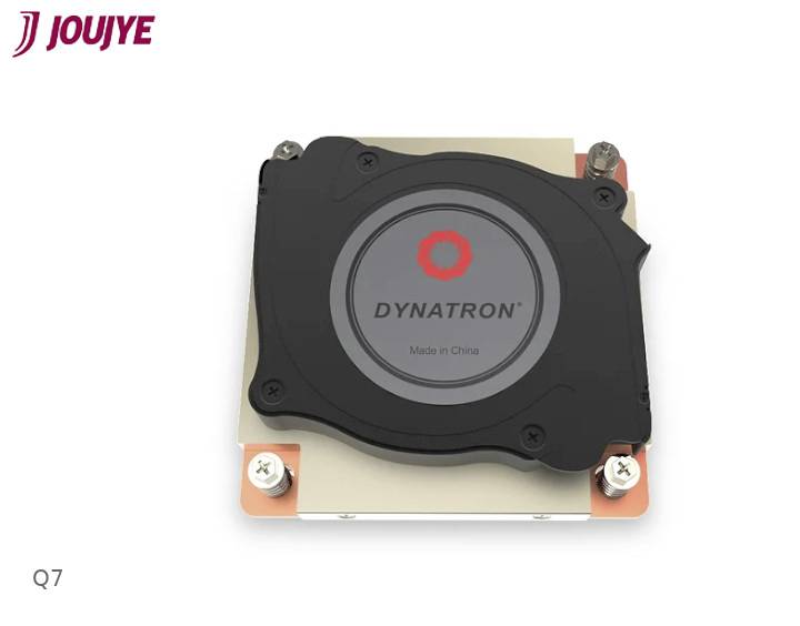 Modulo ventola con dissipatore di calore quadrato e ventola rotonda nera, contrassegnata con 'Dynatron Made in China', incorniciato da parti metalliche.
