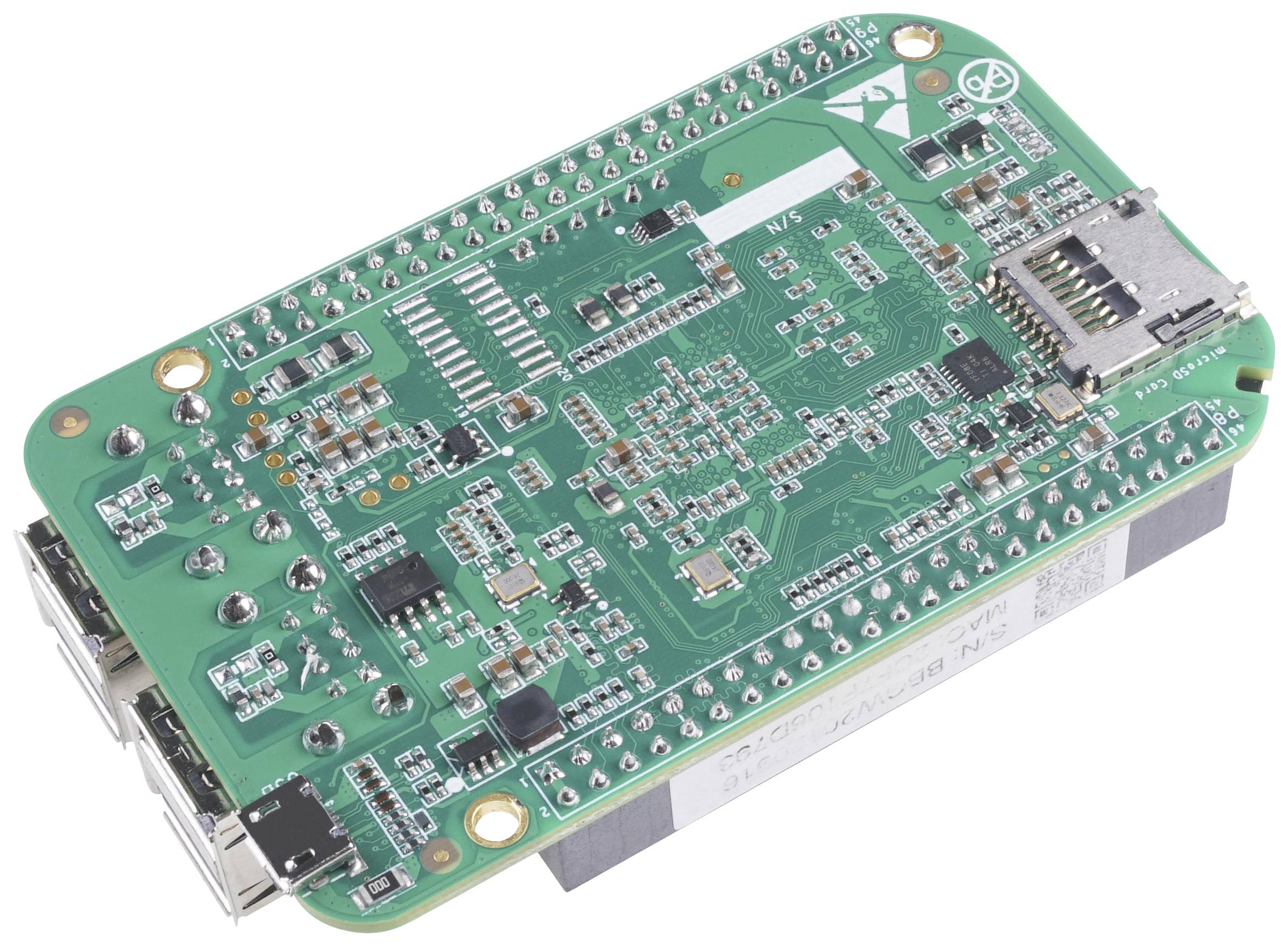 Una scheda di sviluppo verde con diversi componenti elettronici e connettori, posizionata su uno sfondo bianco.