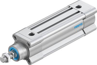 Un cilindro pneumatico in metallo con la scritta 'FESTO', argentato con accenti blu, utilizzato per generare movimenti lineari.