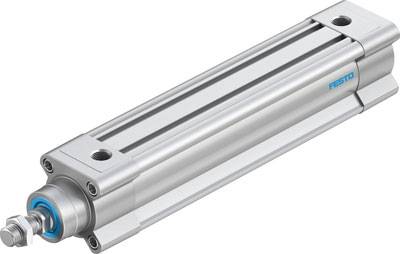 'Cilindro pneumatico in alluminio con logo Festo, design industriale robusto, utilizzato per movimenti lineari in sistemi automatizzati.'