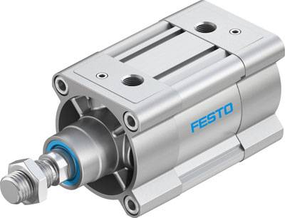 Un attuatore pneumatico cilindrico Festo in argento con etichettatura blu. Ha un perno su un'estremità per movimenti meccanici.