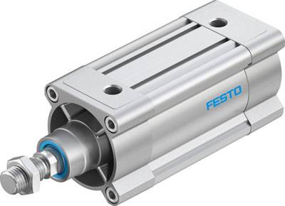 Un cilindro pneumatico Festo color argento con accenti blu e vite montabile, adatto per applicazioni industriali.