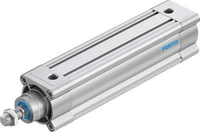 Un cilindro pneumatico d'argento di Festo, di forma cilindrica, con guarnizione blu sul lato frontale, montabile.