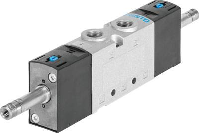 Una valvola pneumatica, di forma rettangolare, con più aperture di connessione e terminali metallici, utilizzata per il controllo dei flussi d'aria.