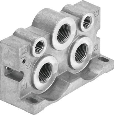 Un blocco metallico con diversi fori filettati cilindrici di dimensioni variabili, probabilmente destinati a connessioni idrauliche o pneumatiche.