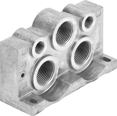 Pezzo di alluminio pressofuso con diversi fori filettati, idoneo per applicazioni industriali o connessioni tubiere.