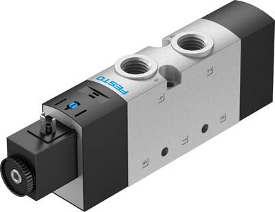 Una valvola elettrica Festo con due ingressi, di forma rettangolare e con involucro nero.