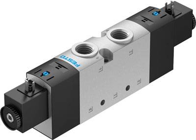 Valvola Festo, nero-argento, con due attacchi e marcature blu. Funziona come dispositivo di controllo in sistemi pneumatici.