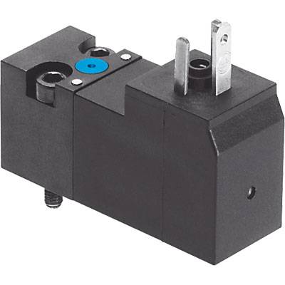 Un connettore elettrico nero con due contatti metallici e un punto blu si trova su uno sfondo bianco.