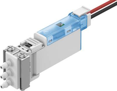 Un connettore in fibra ottica di vetro con tre porte e cavi, dotato di un'etichetta integrata per l'identificazione.