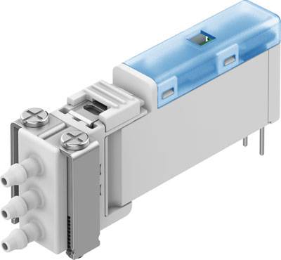 Un componente elettrico con tre connettori bianchi e un involucro superiore trasparente di colore blu, mostra una valvola.