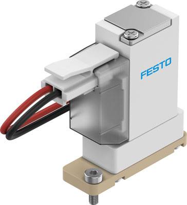 Componente industriale del marchio Festo, probabilmente una valvola pneumatica, fissata con cavi, viti e montata su una piastra.