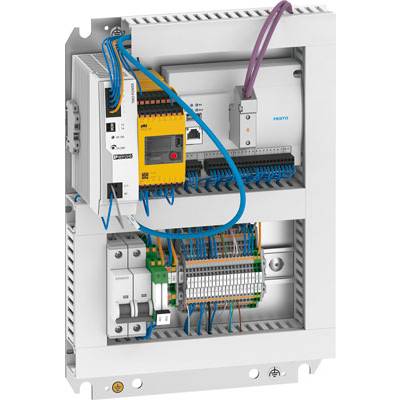 Un quadro elettrico aperto con componenti elettrici e cablaggio. In alto sono visibili dispositivi di comando, con diversi cavi collegati sotto.