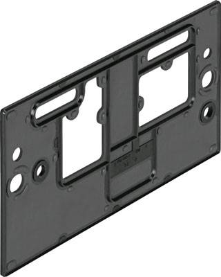 Piastra per montaggio a parete con aperture e fori di fissaggio, utilizzata per connessioni elettriche o di telecomunicazione.
