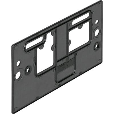 Piastra per montaggio a parete con aperture e fori di fissaggio, utilizzata per connessioni elettriche o di telecomunicazione.