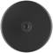 Un oggetto metallico nero e rotondo con una depressione centrale, probabilmente un coperchio o parte di un dispositivo.
