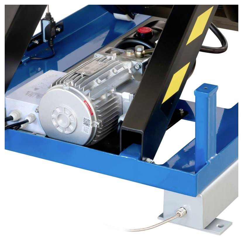 Primo piano di un motore e di un gruppo pompa di una macchina industriale montati su un telaio in acciaio blu con protezioni di sicurezza nere e connessioni dei cavi.