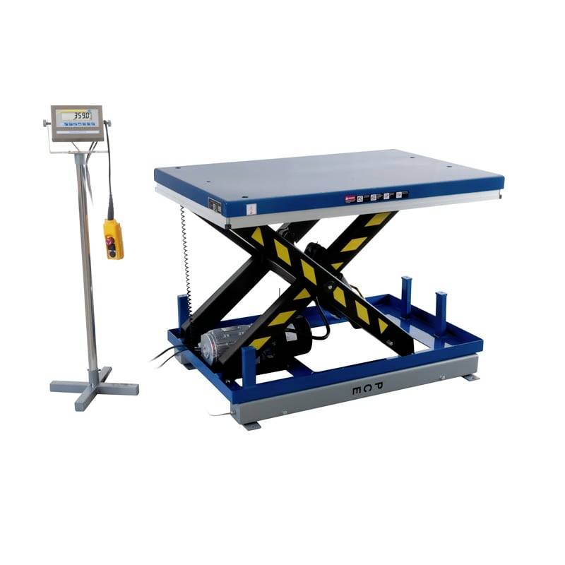 Tavolo elevatoide a forbice idraulico industriale accanto a una bilancia da pavimento con display digitale e telecomando a sospensione.