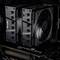 Un computer aperto con una scheda grafica GeForce RTX e un grande dissipatore di calore per CPU all'interno.