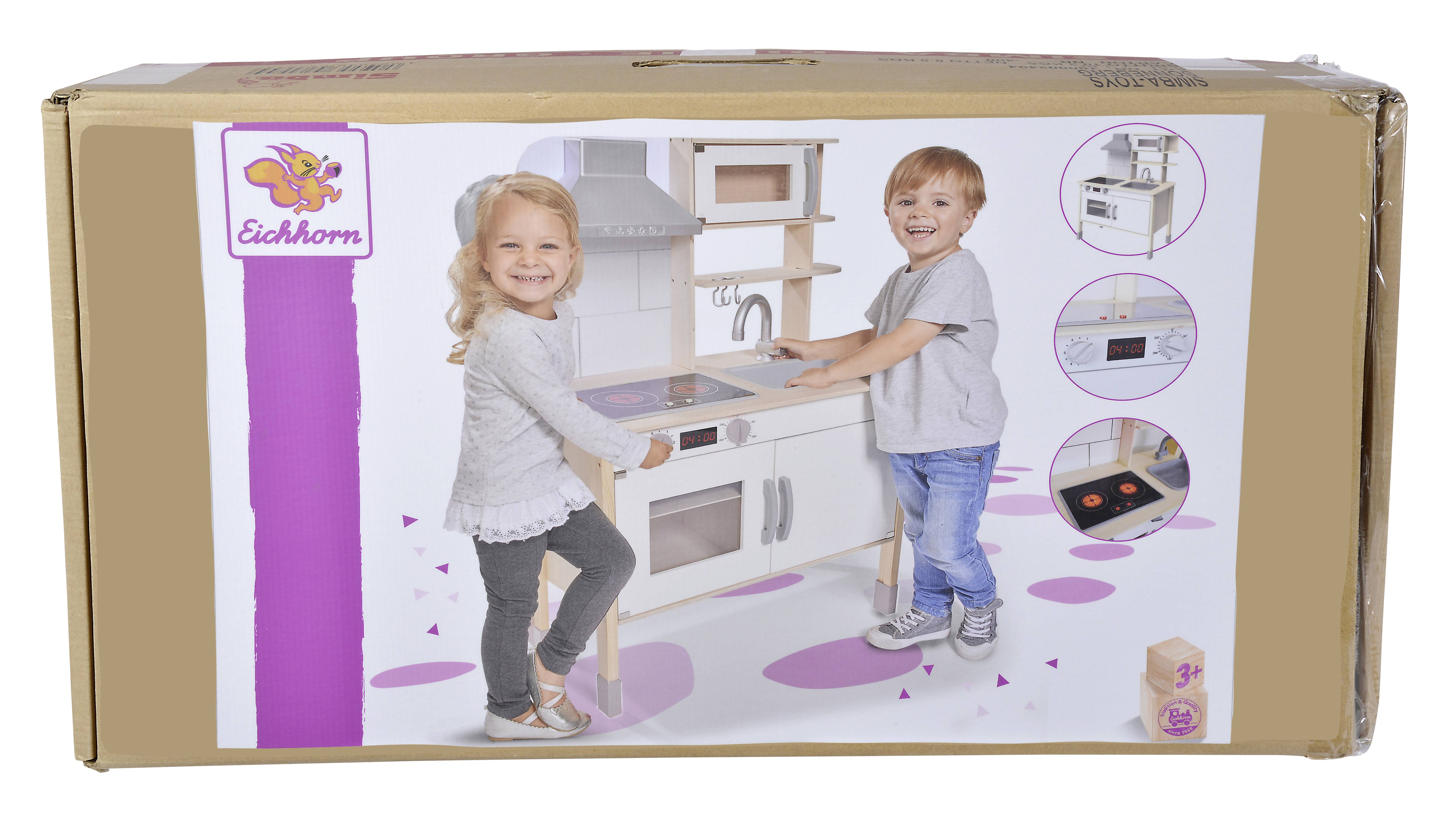 Due bambini giocano allegramente con una cucina giocattolo. Sulla scatola sono raffigurati dettagli della cucina, come piastre del fornello e armadietti.