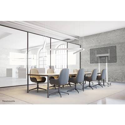 Una moderna sala conferenze con un grande tavolo in legno e diverse sedie blu. Alle pareti ci sono grandi finestre e uno schermo.