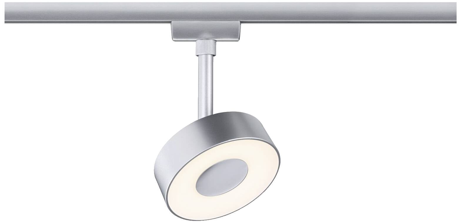 Un lampadario argentato con testa tonda su binario illumina l'ambiente.