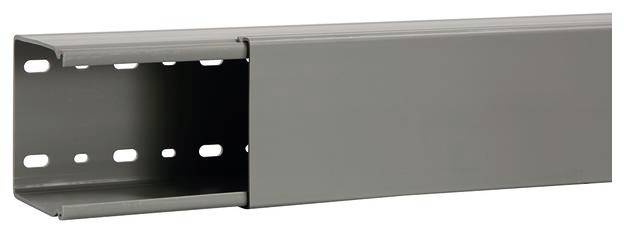 Un canale per cavi grigio con lati perforati, adatto per l'alloggiamento e l'organizzazione dei cavi in impianti elettrici.