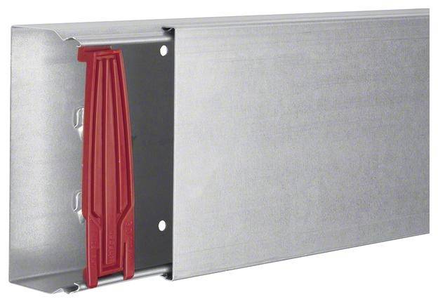 Profilo metallico con elemento in plastica rossa mostra la tecnica di connessione per rivestimenti a secco in corrispondenza di giunti a parete e soffitto.
